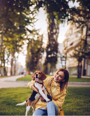 Mulher segurando um cachorro