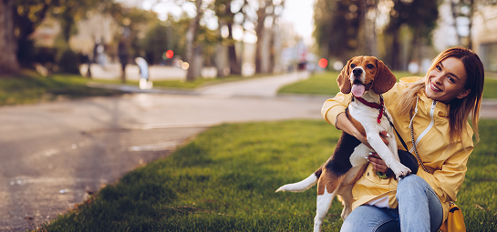 Mulher segurando um cachorro
